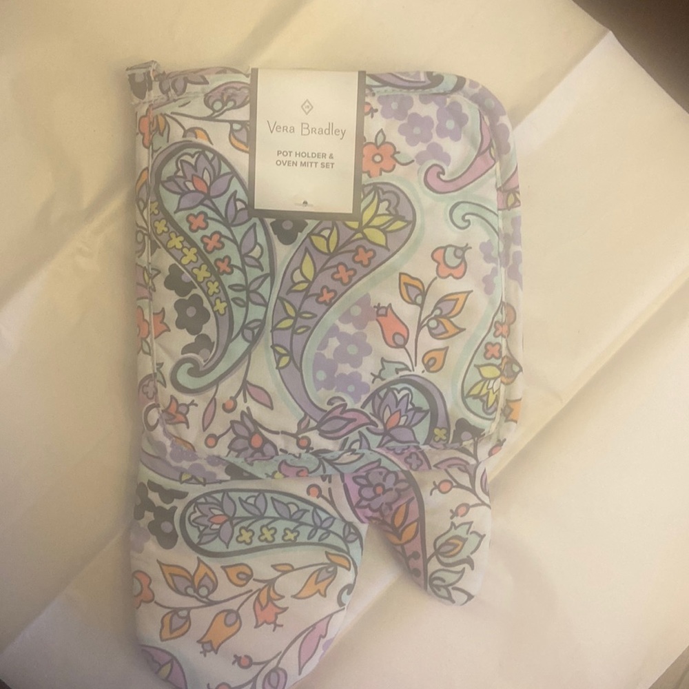 Vera Bradley Oven Mitt and Pot holder NWT  MSRP $29 Maddalena Paisley Soft